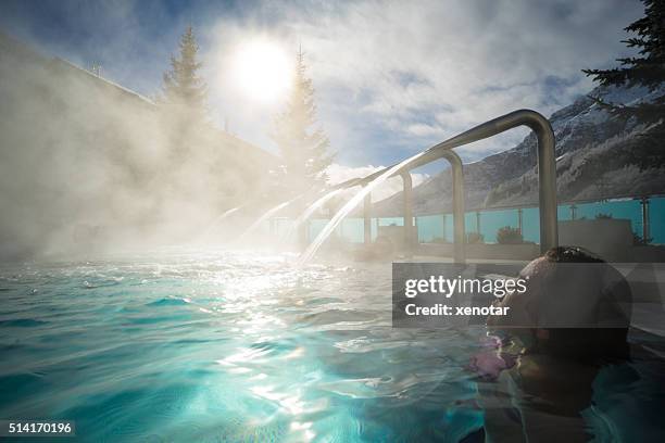 junge asiatische frau genießen sie heiß frühling unter der sonne - hot springs stock-fotos und bilder