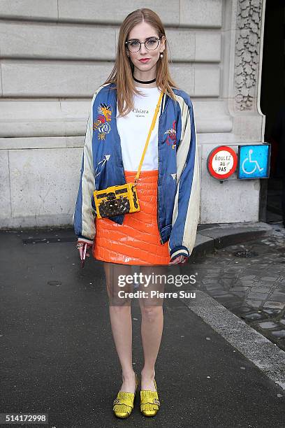 Chiara Ferragni arrives at the Giambattista Valli show as part of the Paris Fashion Week Womenswear Fall/Winter 2016/2017 on March 7, 2016 in Paris,...