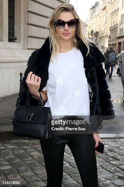 Jessica Hart arrives at the Giambattista Valli show as part of the Paris Fashion Week Womenswear Fall/Winter 2016/2017 on March 7, 2016 in Paris,...
