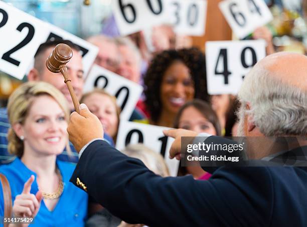 subasta de multitud - auction fotografías e imágenes de stock