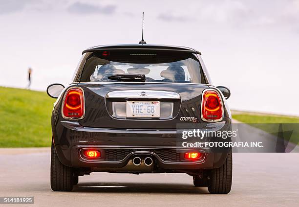 neuesten generation mini cooper s - rear light car stock-fotos und bilder