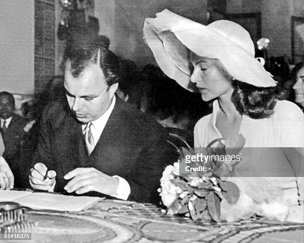 Picture taken during the wedding of Ali Khan , son of the Aga Khan, with American legendary actress Rita Hayworth 27 May 1949 in Vallauris, south of...