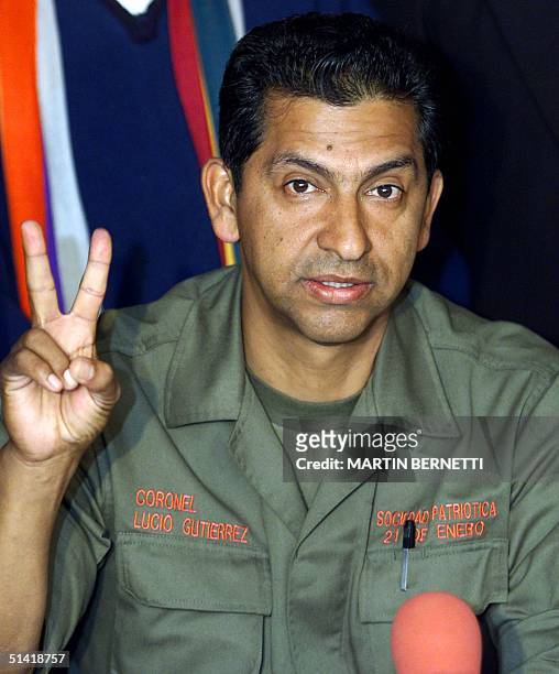 Presidential candidate of Ecuador, retired colonel Lucio Gutierrez, makes a sign of victory during a press conference in Quito 20 October 2002. The 4...