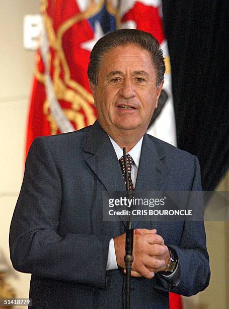 Argentine President Eduardo Duhalde speaks to the press in Santiago, Chile 29 October 2002. El presidente argentino Eduardo Duhalde da una...