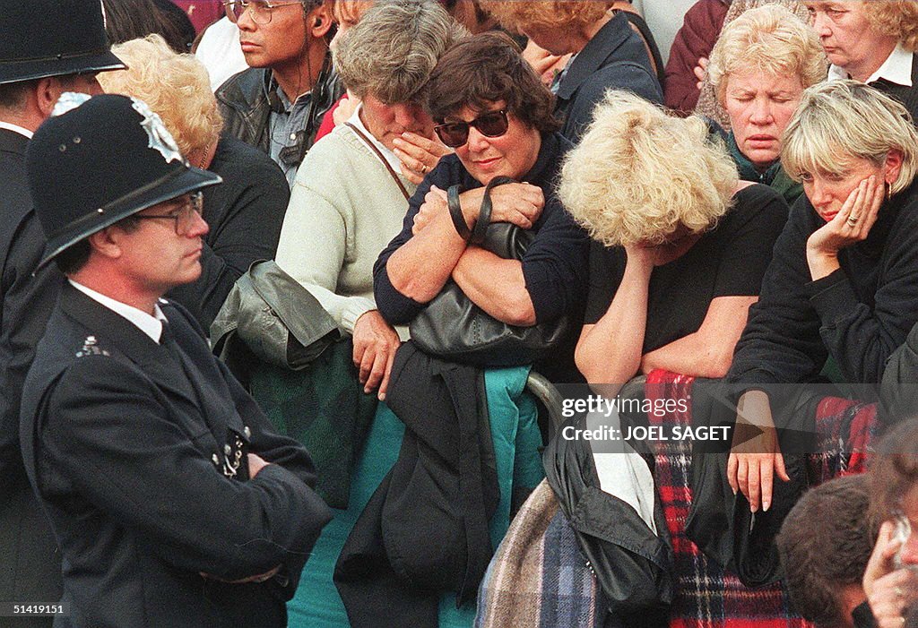 Mourners cry as the coffin of Diana, Princess of W