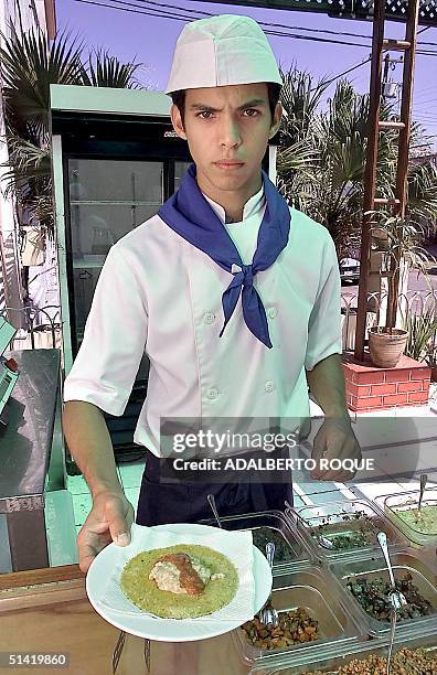 Osmay Quintana, A young cook is seen offering a taco in La Habana, Cuba 23 April 2002. Osmay Quintana, un joven cocinero cubano del restaurante...