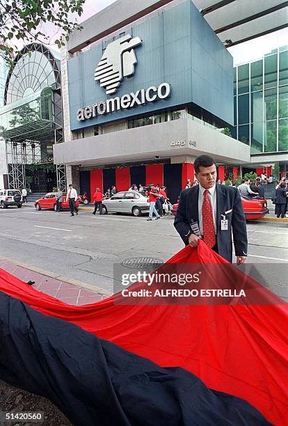 Employees of Aeromexico Airlines, in strike for the sixth day, demonstrate in front of the company 06 June, 2000 in Mexico City. Sobrecargos de la...