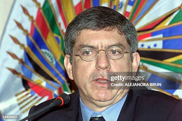 Secretary General of the Organization of American States Cesar Gaviria speaks at a press conference in Lima 29 June, 2000. El secretario general de...
