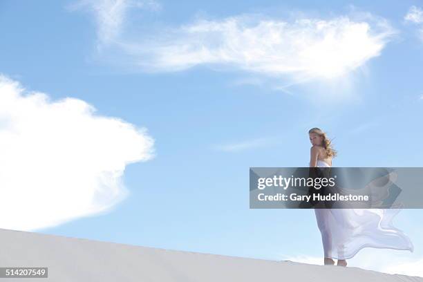 woman on dune in desert - vestido blanco fotografías e imágenes de stock