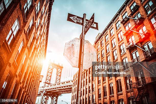 de brooklyn, dumbo nouveau york - panneau sens unique photos et images de collection