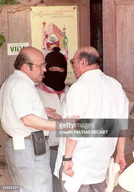 Member of the Zapatista army speaks with the Bishop of San Cristobal de las Casas Samuel Ruiz and an unidentified man, 09 April 1995 in San Miguel,...