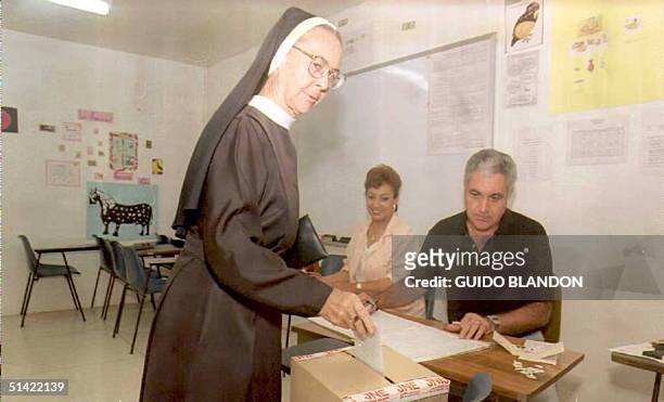 Peruvian Sister Sofia Schaus Baver casts her ballot on April 09, 1995 in a school in Panama City. La Hermana Sofia Schaus Baver de nacionalidad...