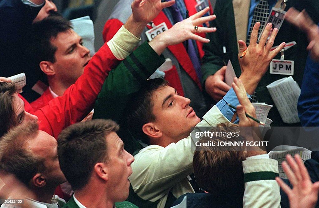 Dealers in the bond pit of the London Internationa