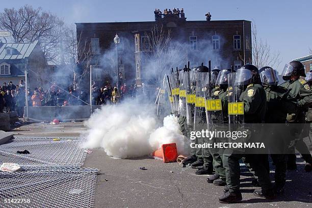 44 Canada Summit Police Use Shields Stock Photos, High-Res Pictures ...