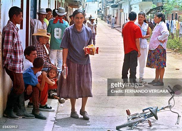 Displaced people from war wait, 11 July 2001, in the streets of Peque, in the region of Antioquia, 460 km northeast of Bogota, to return to their...