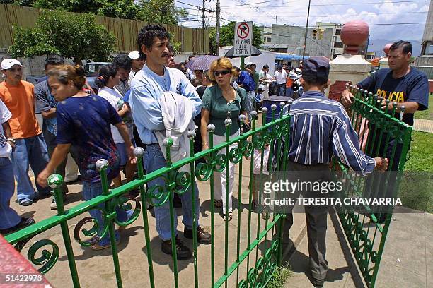 Nicaraguan immigrants line up on August 20, 2001 infront of an immigration office in San Jose to ask for permission to work or live in Costa Rica....