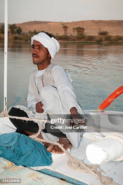egyptian man sailing a felucca on nile river - felucca stockfoto's en -beelden