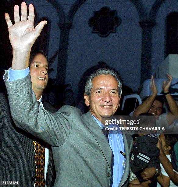 Honduran President Ricardo Maduro waves after attending mass in Tegucigalpa, Honduras 26 November 2001. El presidente electo de Honduras, Ricardo...