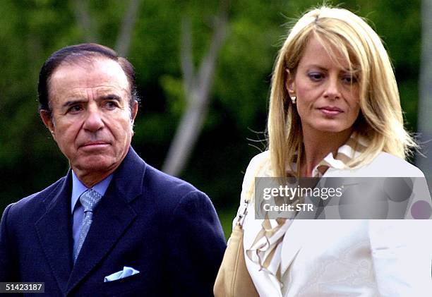 President Carlos Saul Menem is seen with his wife Cecilia Bolocco during their vacation in Mexico City 15 January 2002. El ex presidente argentino...