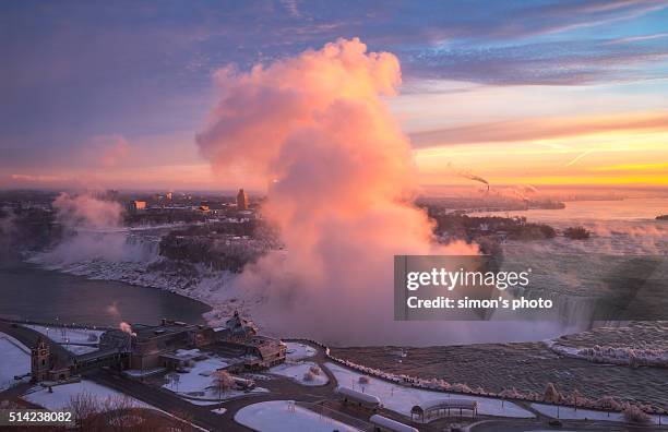 niagra falls from hill in winter - ナイアガラフォールズシティ ストックフォトと画像