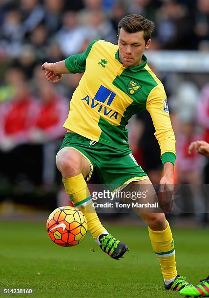 Jonny Howson of Norwich City during the Barclays Premier League match between Swansea City and Norwich City at Liberty Stadium on March 5, 2016 in...