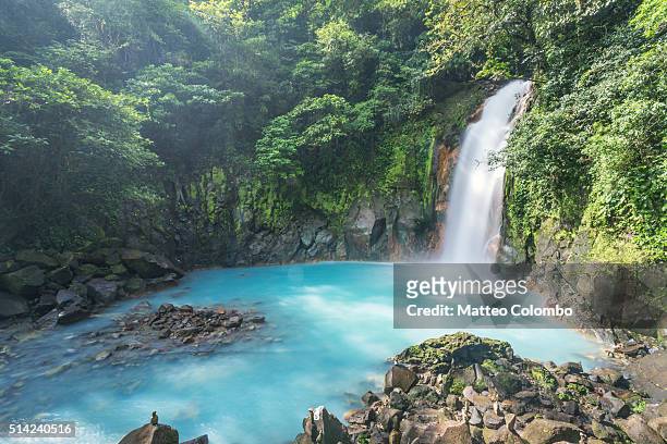 rio celeste waterfall, tenorio volcano national park, costa rica - costa rica stockfoto's en -beelden