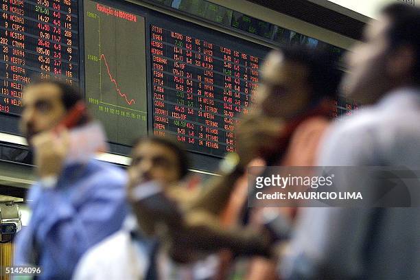 Operators of the Brazilian stock exchange negotiate the purchase and sale of Brazilian stock, 20 June 2002. AFP PHOTO/Mauricio LIMA Operadores de la...