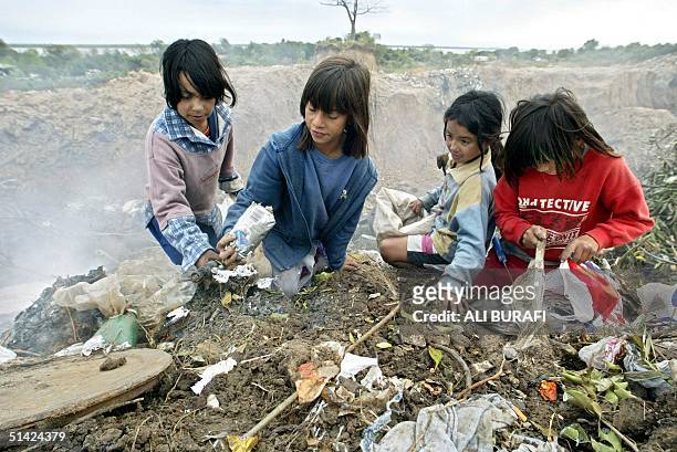 Children sort through trash looking for food outside of Corrientes,Argentina 13 July 2002.In the Corrientes province, poverty affects 71 percent of...