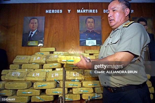 The general of the National Police of Peru Edy Tomasto shows a part of a total of 335 kilos of cocaine, 26 November 2002, in the facilities of the...