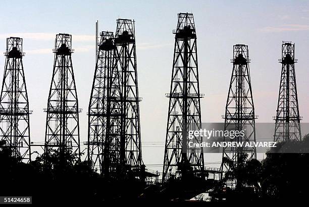 Oil towers remain closed, in Maracaibo, Venezuela, 24 December 2002. Torres de perforaci=n petrolera que contin?an paralizadas, en Maracaibo,...