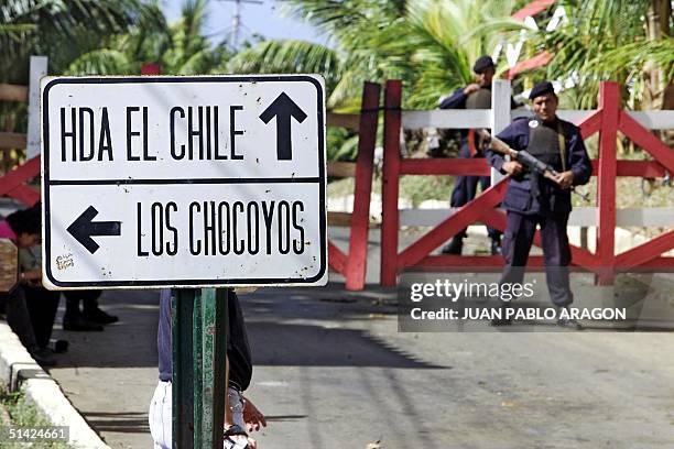 Military officers secure the home of Ex-President Arnoldo Alem?n in Managua, Nicaragua 27 December 2002. Agentes de la brigada especial de la policfa...
