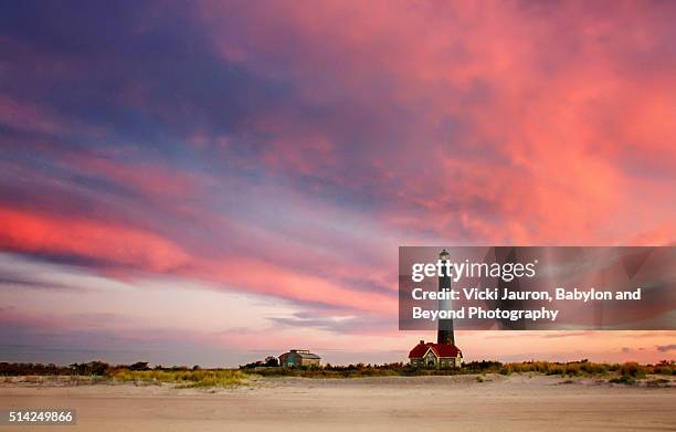 dramatic pink sunrise at fire island lighthouse - fire eiland kustgebied stockfoto's en -beelden
