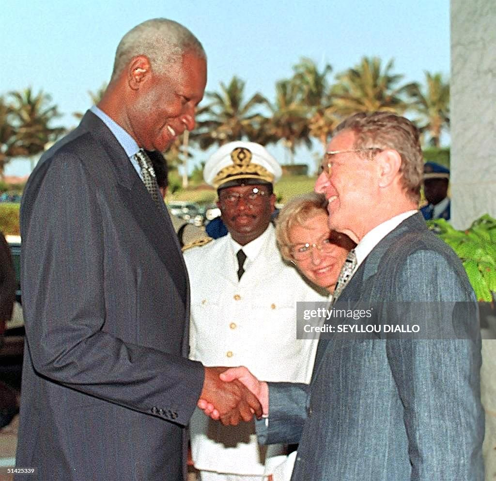 Senegal's President Abdou DIOUF (R) greets US fina