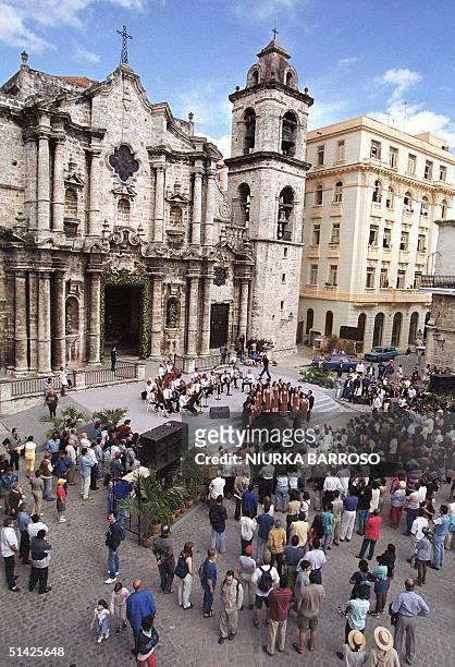 Catholic faithful gather at the Havana Cathedral 25 December in Havana as they participate in the Vatican-sponsored "Open the Doors to Christ"...
