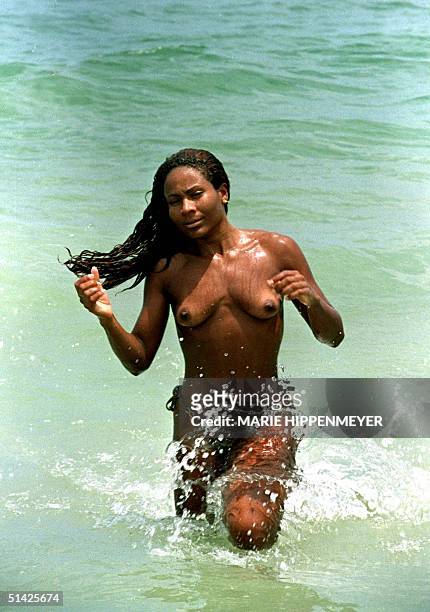 The Brazilian Marize Souzapratica Souza plays " topless " at the beach of the Reserve of Rio de Janeiro, 23 January 2000. La brasilena Marize Souza...