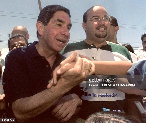 Oscar Arias, Nobel Peace Prize winner and ex-president of Costa Rica is greeted, 12 March by workers in Heredia, Costa Rica. Oscar Arias, Premio...