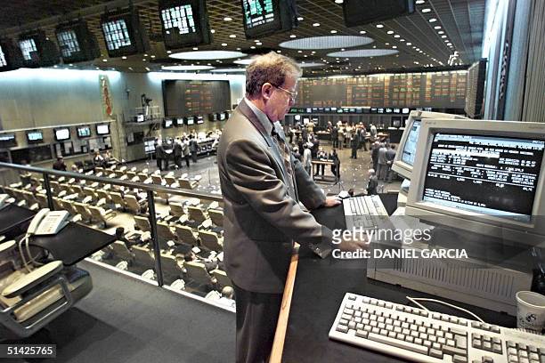 Trader looks at a computer monitor at Argentine Stock Exchange 31 March 2000 in Buenos Aires, Argentine. Poca actividad se registra en la Bolsa...