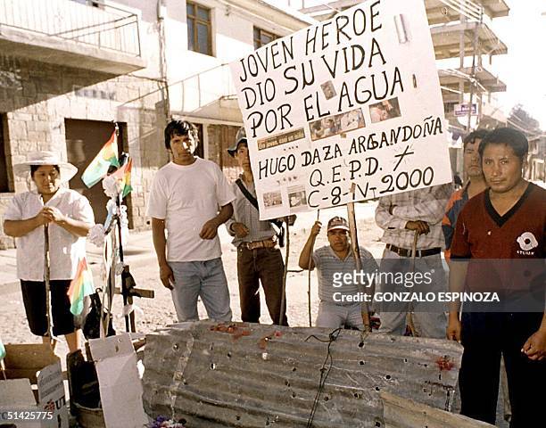 Residents hold a vigil, 10 April 2000 in Cochabamba, to protest against water regulations in the city. Residentes mantienen una vigilia, el 10 de...