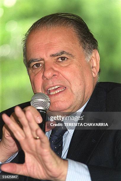Enrique Iglesias, president of the Interamerican Bank of Desarrollo , speaks, 19 May 2000, during a functionary of the government in a hotel in San...