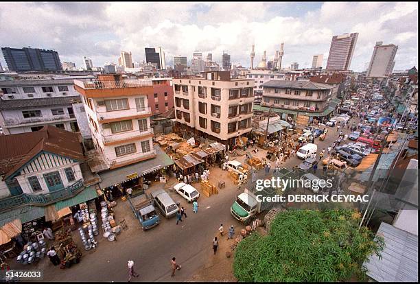 "Jankara" market, located on Lagos Island and the skyline of the city of Lagos, May 1991.