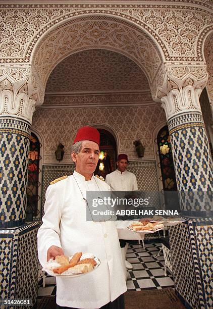 Waiter shows Moroccan cakes at the Al Mounia restaurant 10 July 1998 in Casablanca. Un serveur prTsente des patisseries marocaines le 10 juillet au...