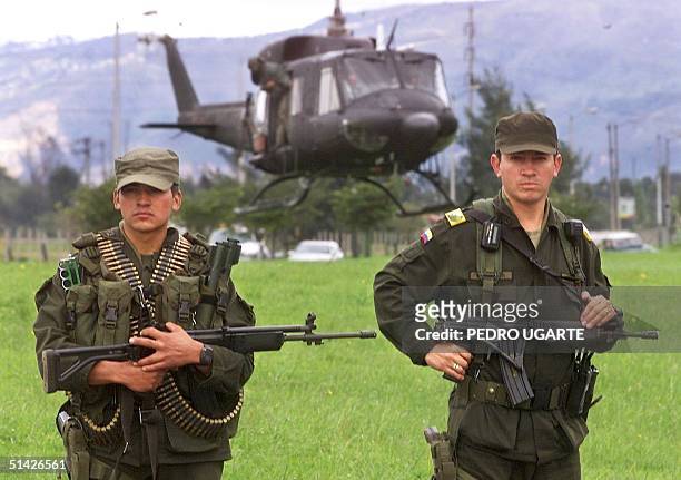 Colombian anti-drug police stand guard 13 October 1999 during Operation Millenium which rounded up 30 presumed drug traffickers. Miembros de la...