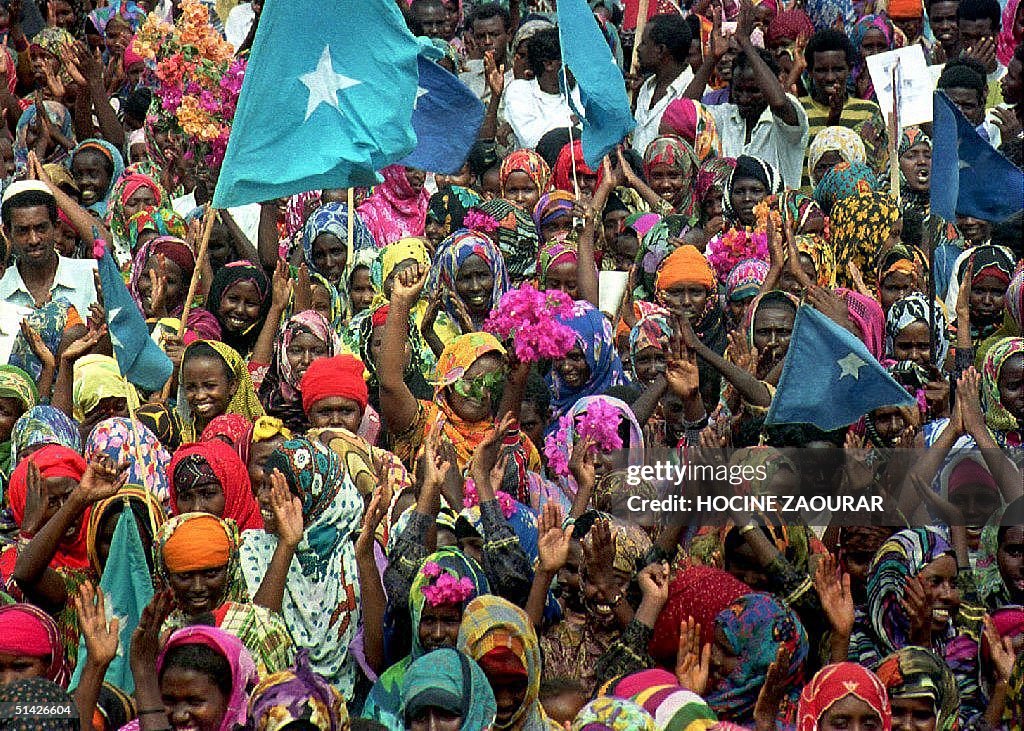 Somali women demonstrate in support of warlord Moh