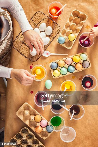 färben ostereier mit natürlichen dye-effekt - färbemittel stock-fotos und bilder