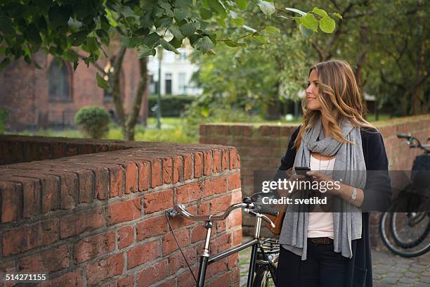 mujer usando teléfono inteligente en la ciudad. - smart city denmark fotografías e imágenes de stock