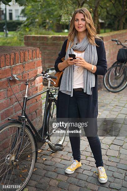 mujer usando teléfono inteligente en la ciudad. - smart city denmark fotografías e imágenes de stock
