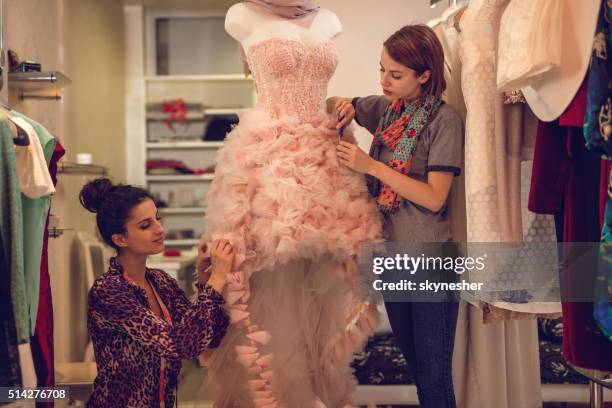 duas roupas de estilistas trabalhando em manequim em estúdio de projeto de moda. - manequim de costureira - fotografias e filmes do acervo