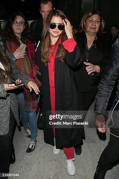 Selena Gomez arrives at Charles-de-Gaulle airport on March 8, 2016 in Paris, France.