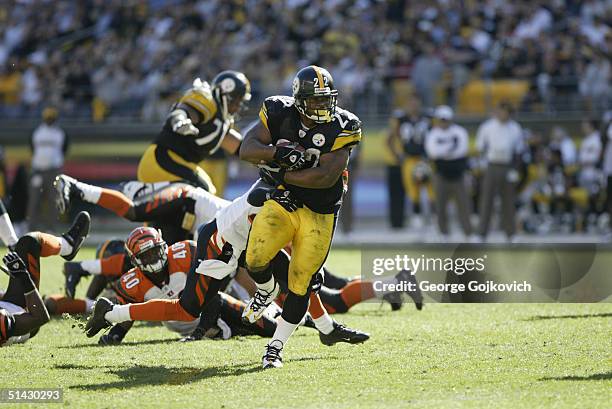 Running back Duce Staley of the Pittsburgh Steelers breaks free from cornerback Deltha O'Neal of the Cincinnati Bengals during the Steelers 28-17 win...