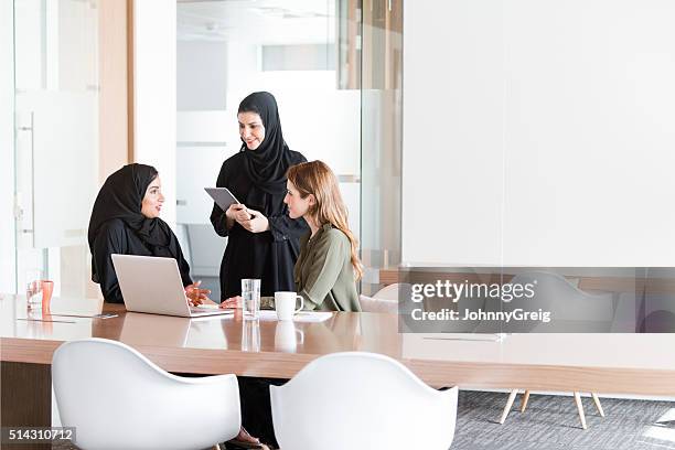 mulheres em reunião de negócios no escritório do oriente médio - emiratos árabes unidos - fotografias e filmes do acervo